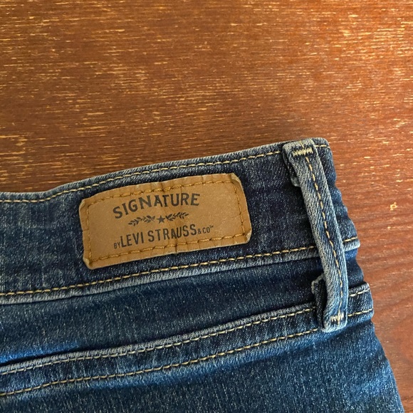Women’s Medium Wash Signature by Levi Strauss Jeans - Picture 4 of 7
